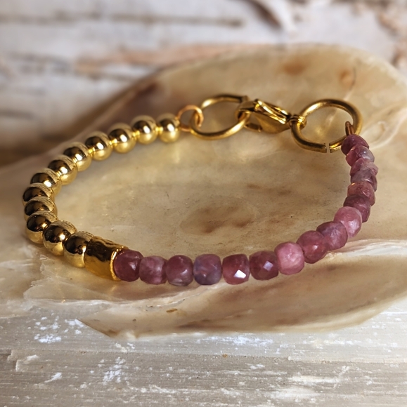Natural Pink Thulite And Gold Beads In Half And Half Design Bracelet - Picture 3 of 6